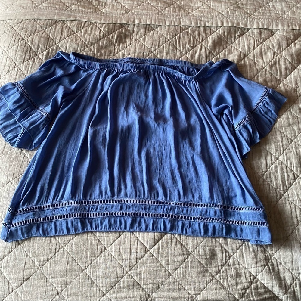 🔴Off the shoulder periwinkle blue top size large